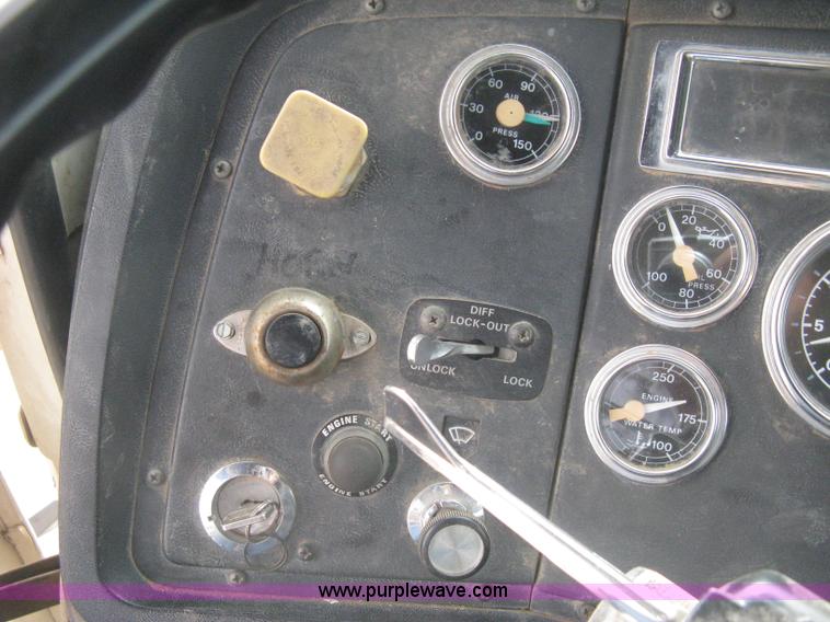 image for item H5440 1993 Ford LNT9000 dump truck