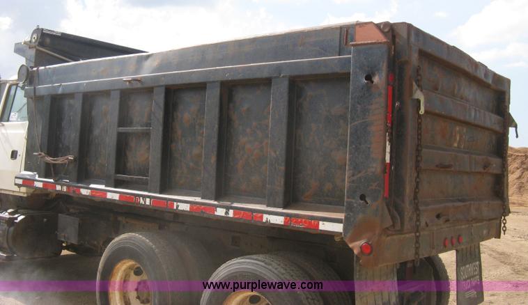 image for item H5440 1993 Ford LNT9000 dump truck