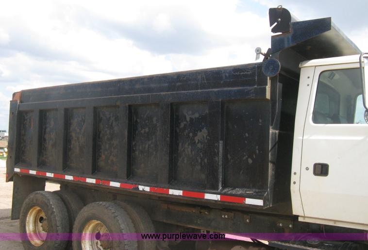 image for item H5440 1993 Ford LNT9000 dump truck