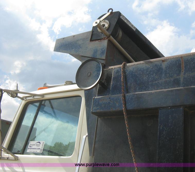 image for item H5440 1993 Ford LNT9000 dump truck