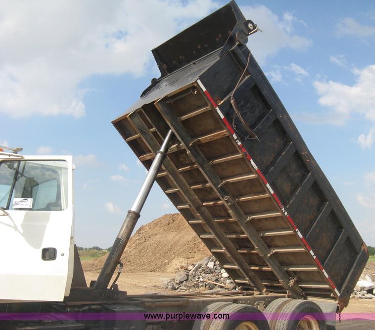 image for item H5440 1993 Ford LNT9000 dump truck
