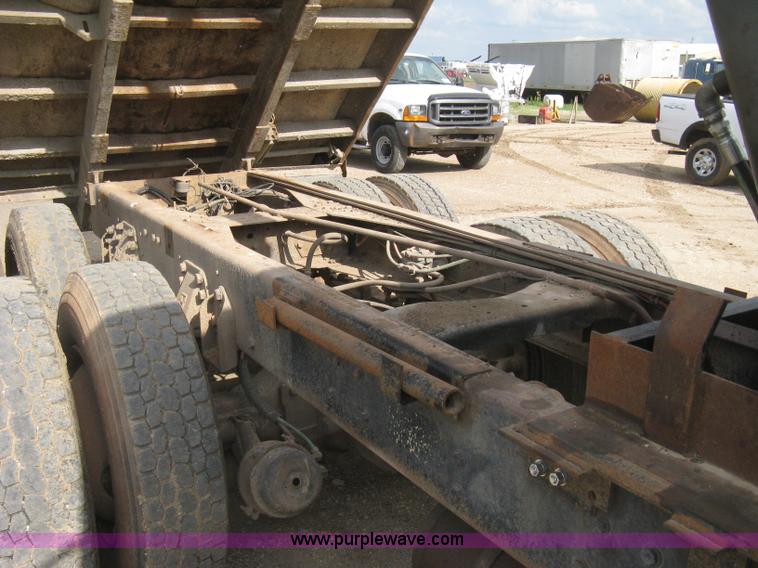 image for item H5440 1993 Ford LNT9000 dump truck