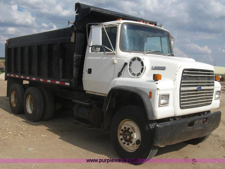image for item H5440 1993 Ford LNT9000 dump truck