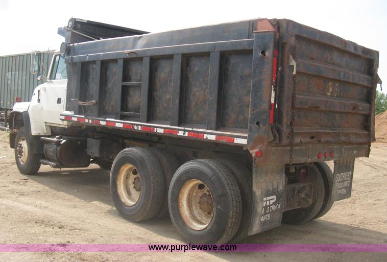 image for item H5440 1993 Ford LNT9000 dump truck