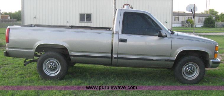 image for item H5441 1998 Chevrolet Silverado 2500 pickup truck