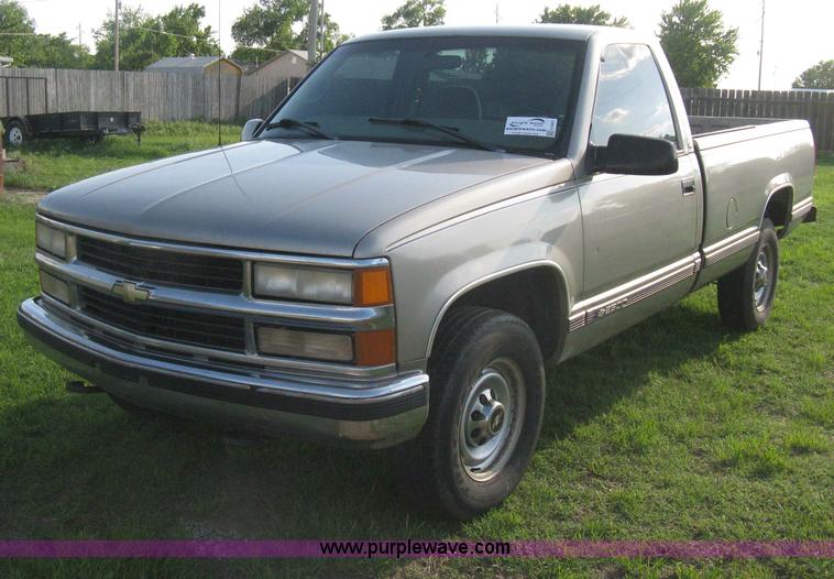 image for item H5441 1998 Chevrolet Silverado 2500 pickup truck