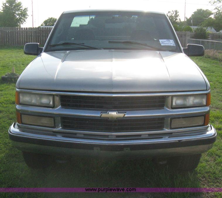 image for item H5441 1998 Chevrolet Silverado 2500 pickup truck