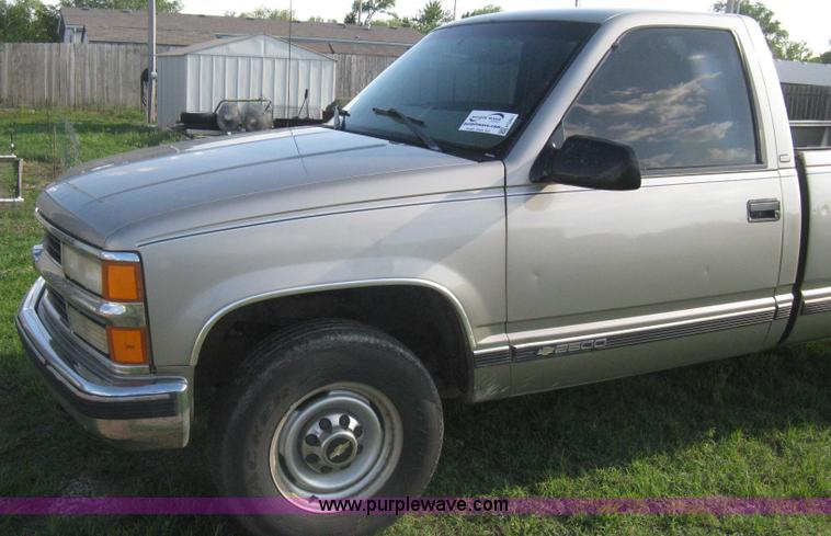 image for item H5441 1998 Chevrolet Silverado 2500 pickup truck