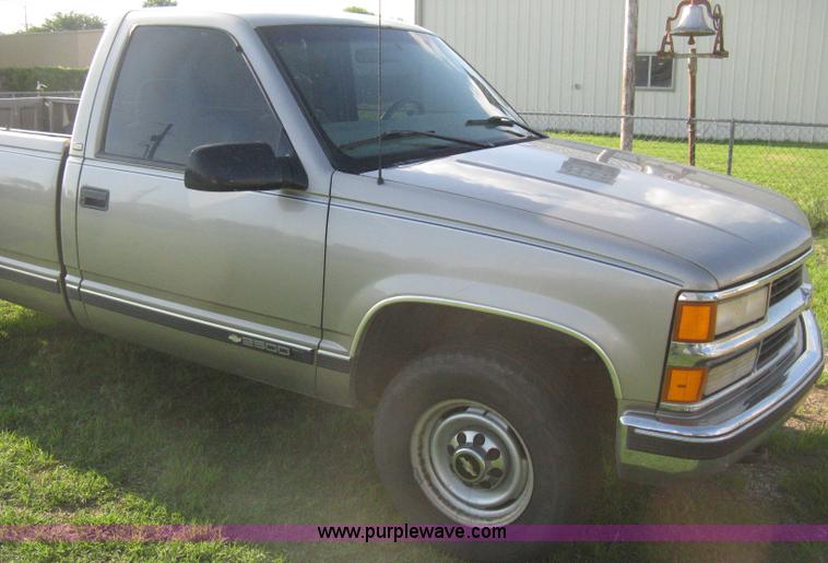 image for item H5441 1998 Chevrolet Silverado 2500 pickup truck