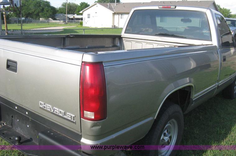 image for item H5441 1998 Chevrolet Silverado 2500 pickup truck