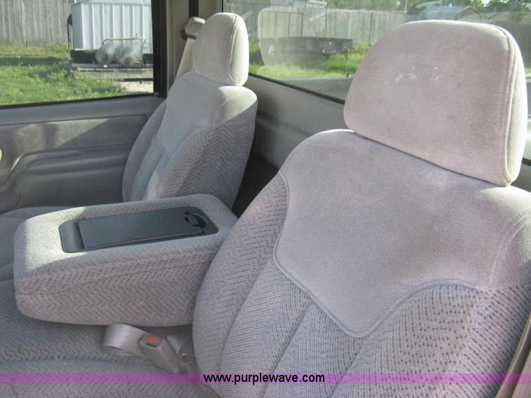 image for item H5441 1998 Chevrolet Silverado 2500 pickup truck