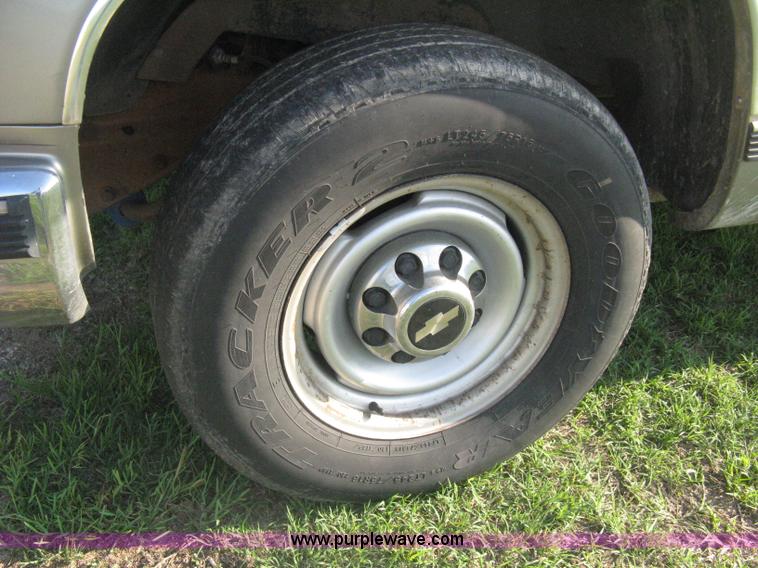 image for item H5441 1998 Chevrolet Silverado 2500 pickup truck