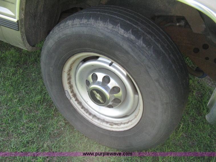 image for item H5441 1998 Chevrolet Silverado 2500 pickup truck