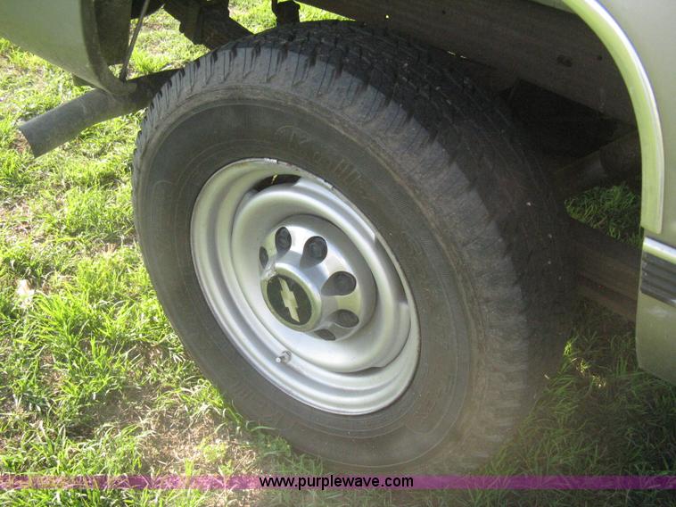 image for item H5441 1998 Chevrolet Silverado 2500 pickup truck