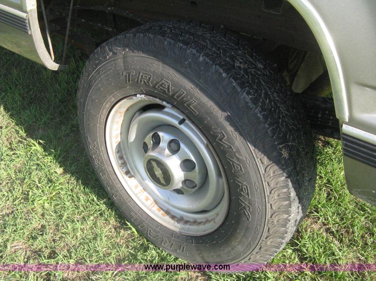 image for item H5441 1998 Chevrolet Silverado 2500 pickup truck