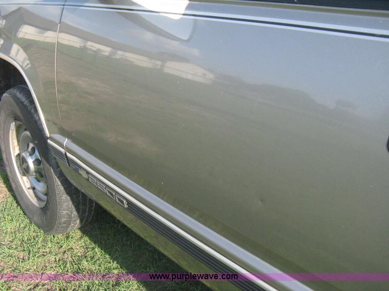 image for item H5441 1998 Chevrolet Silverado 2500 pickup truck