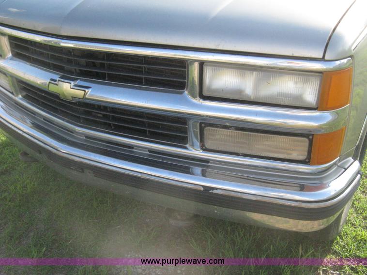 image for item H5441 1998 Chevrolet Silverado 2500 pickup truck