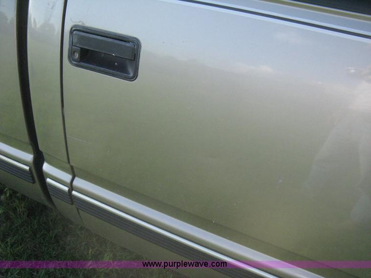 image for item H5441 1998 Chevrolet Silverado 2500 pickup truck