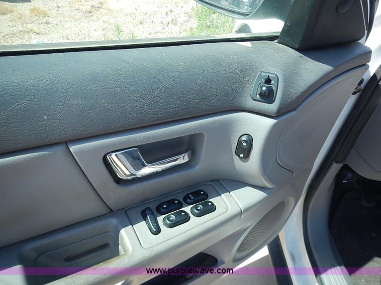 image for item I3597 2001 Ford Taurus LX