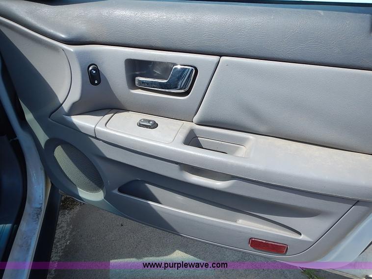 image for item I3597 2001 Ford Taurus LX