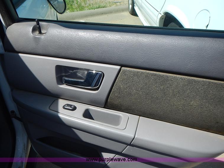 image for item I3597 2001 Ford Taurus LX