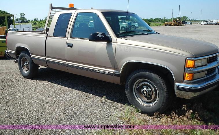 image for item I3599 1995 Chevrolet Silverado 2500 Ext. Cab pickup truck
