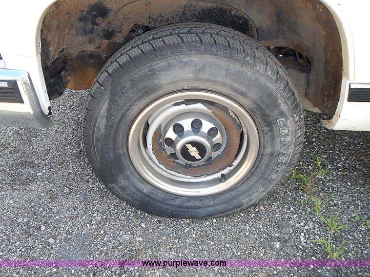 image for item I3600 1998 Chevrolet Cheyenne 2500 pickup truck