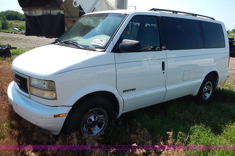 image for item I3601 2001 GMC Safari SLE van