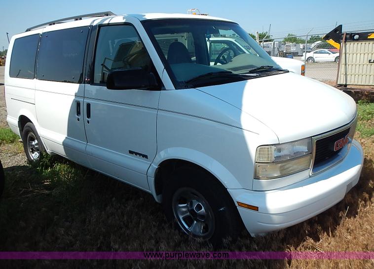 image for item I3601 2001 GMC Safari SLE van