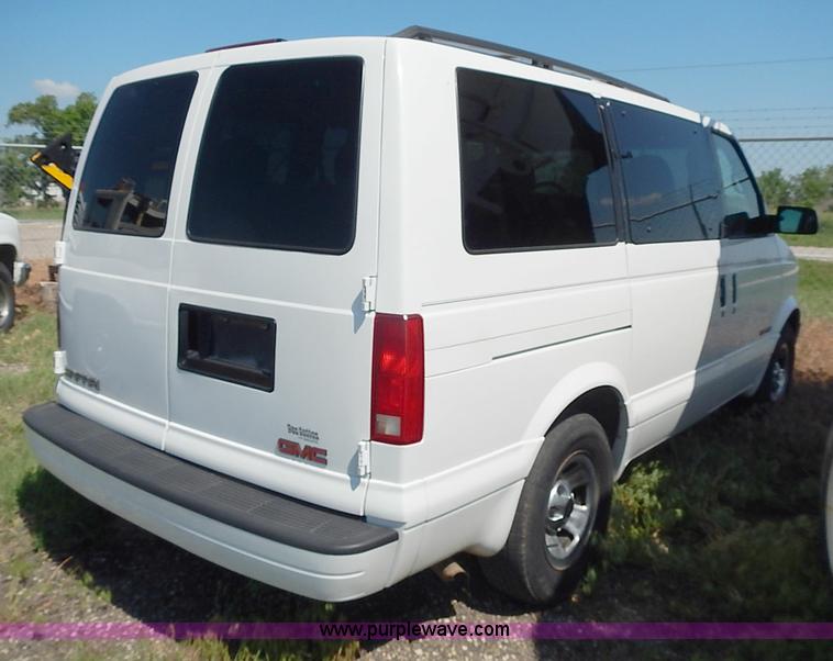 image for item I3601 2001 GMC Safari SLE van