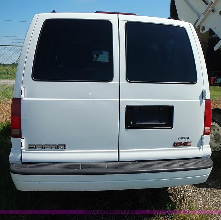 image for item I3601 2001 GMC Safari SLE van