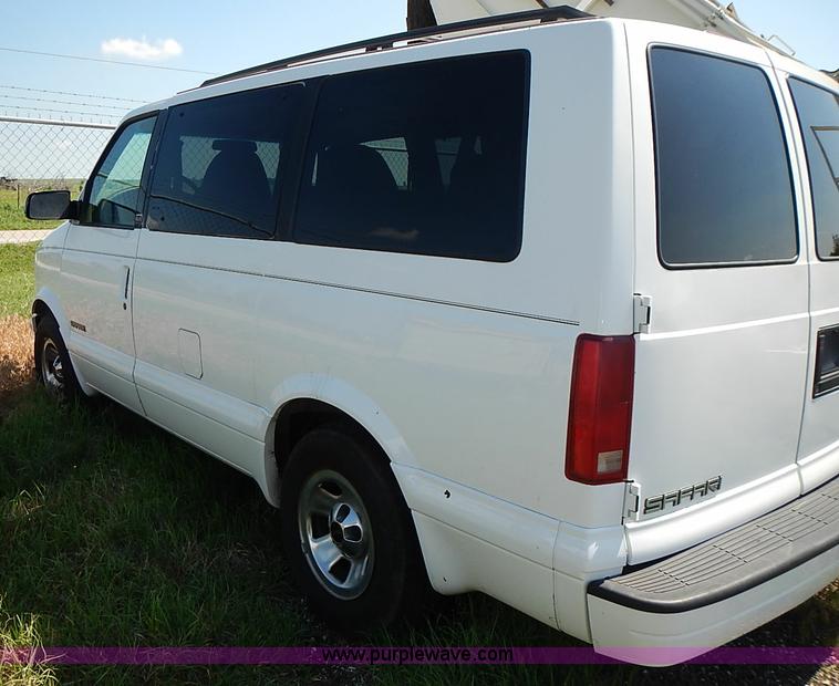 image for item I3601 2001 GMC Safari SLE van