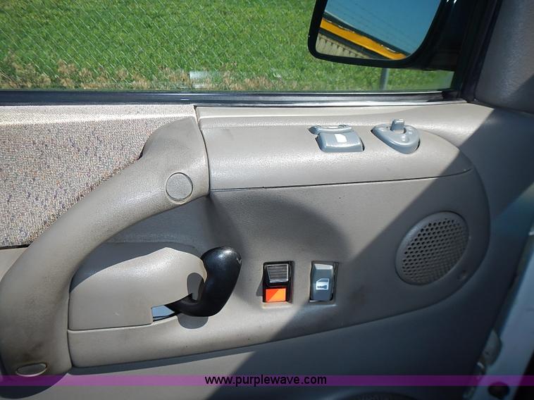 image for item I3601 2001 GMC Safari SLE van