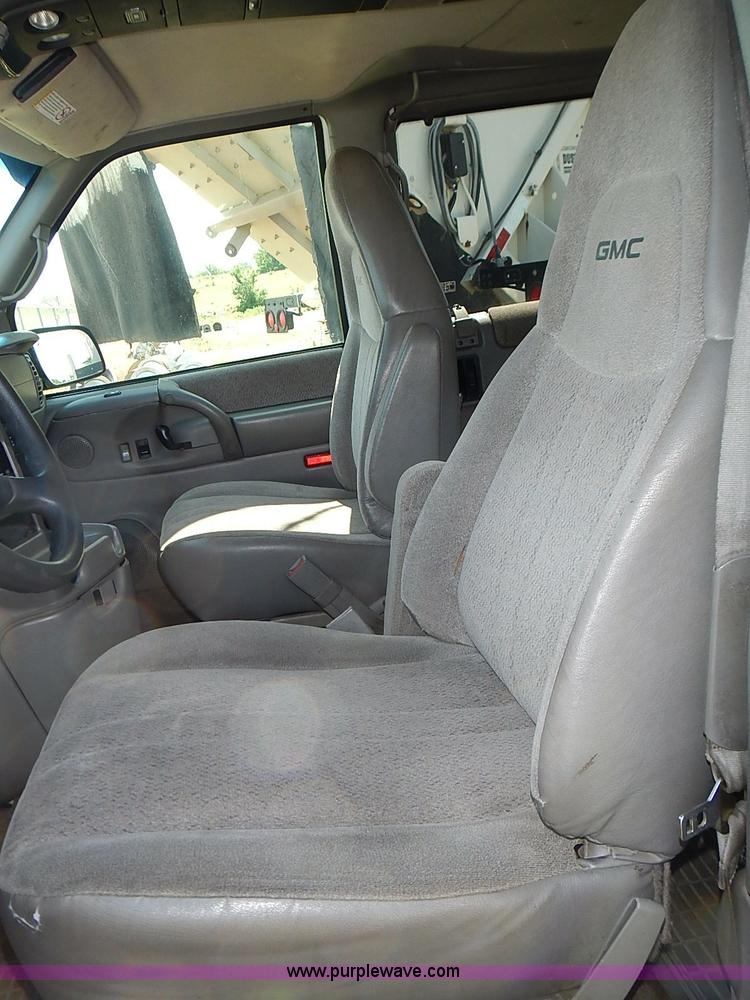 image for item I3601 2001 GMC Safari SLE van