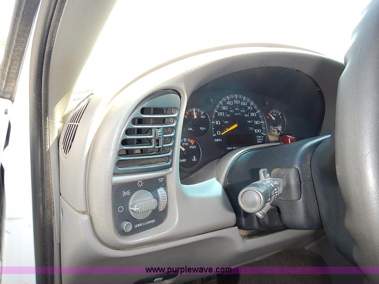 image for item I3601 2001 GMC Safari SLE van