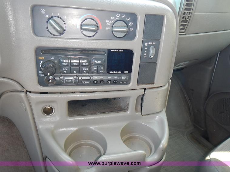 image for item I3601 2001 GMC Safari SLE van