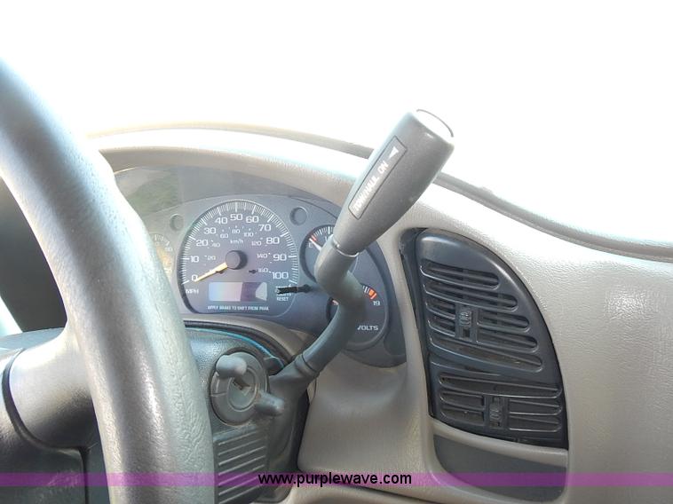 image for item I3601 2001 GMC Safari SLE van