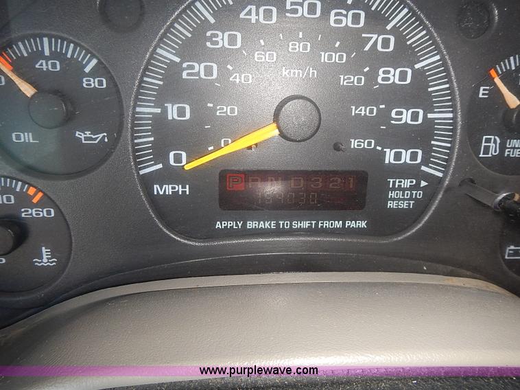 image for item I3601 2001 GMC Safari SLE van