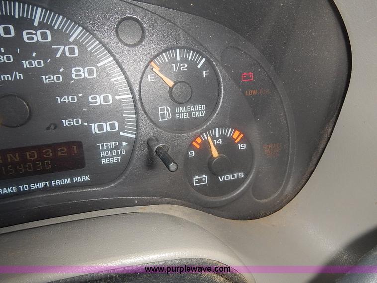 image for item I3601 2001 GMC Safari SLE van