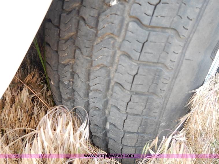 image for item I3601 2001 GMC Safari SLE van