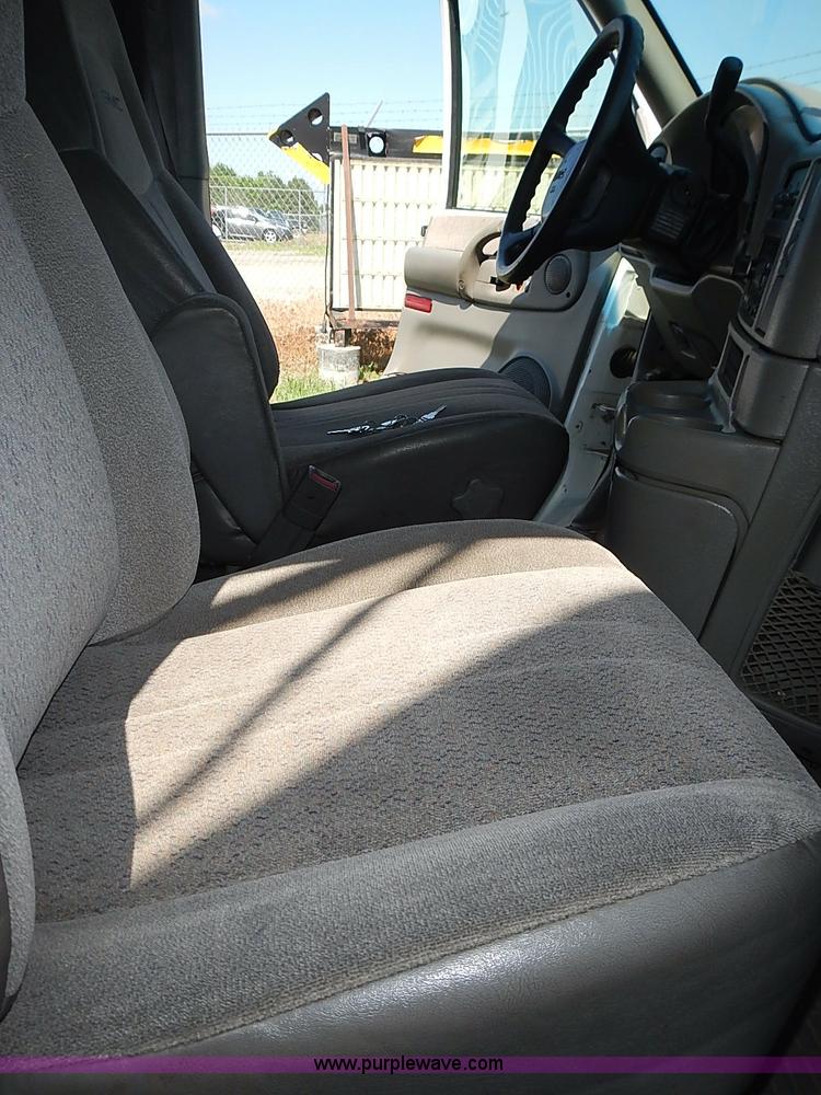 image for item I3601 2001 GMC Safari SLE van