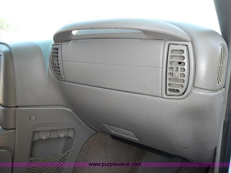 image for item I3601 2001 GMC Safari SLE van