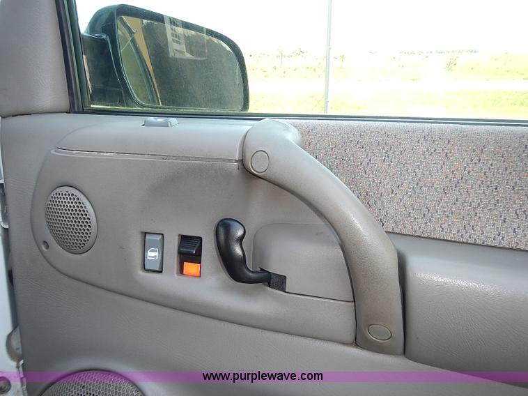 image for item I3601 2001 GMC Safari SLE van