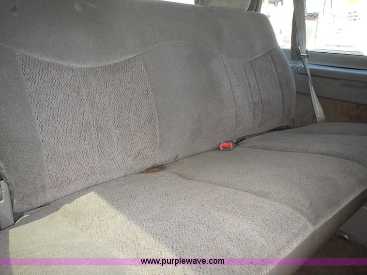 image for item I3601 2001 GMC Safari SLE van