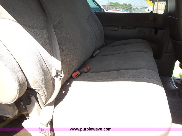 image for item I3601 2001 GMC Safari SLE van