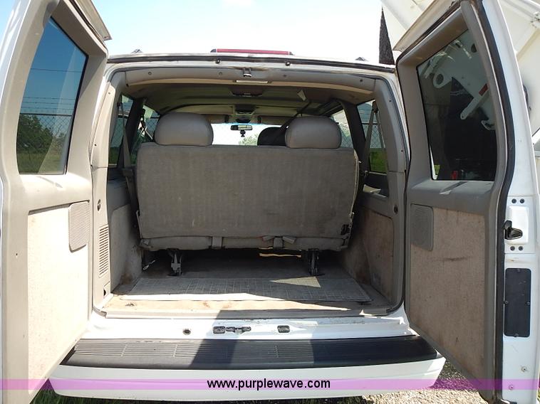 image for item I3601 2001 GMC Safari SLE van
