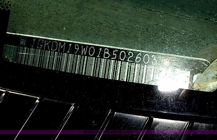 image for item I3601 2001 GMC Safari SLE van