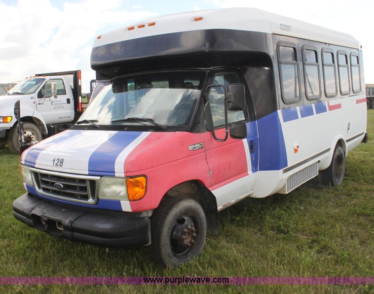 image for item I7398 2003 Ford 801 bus