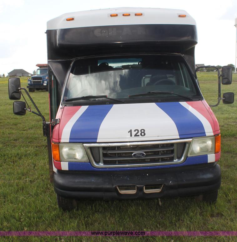image for item I7398 2003 Ford 801 bus