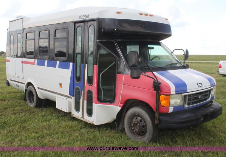 image for item I7398 2003 Ford 801 bus